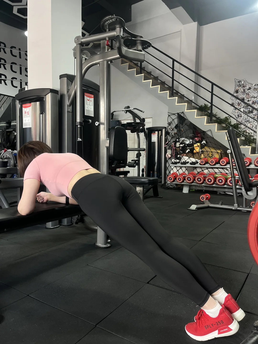 粉色系女孩 撸铁训练