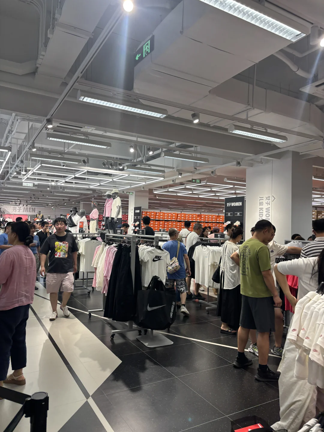 奥莱的店这个店人总是蕞多！