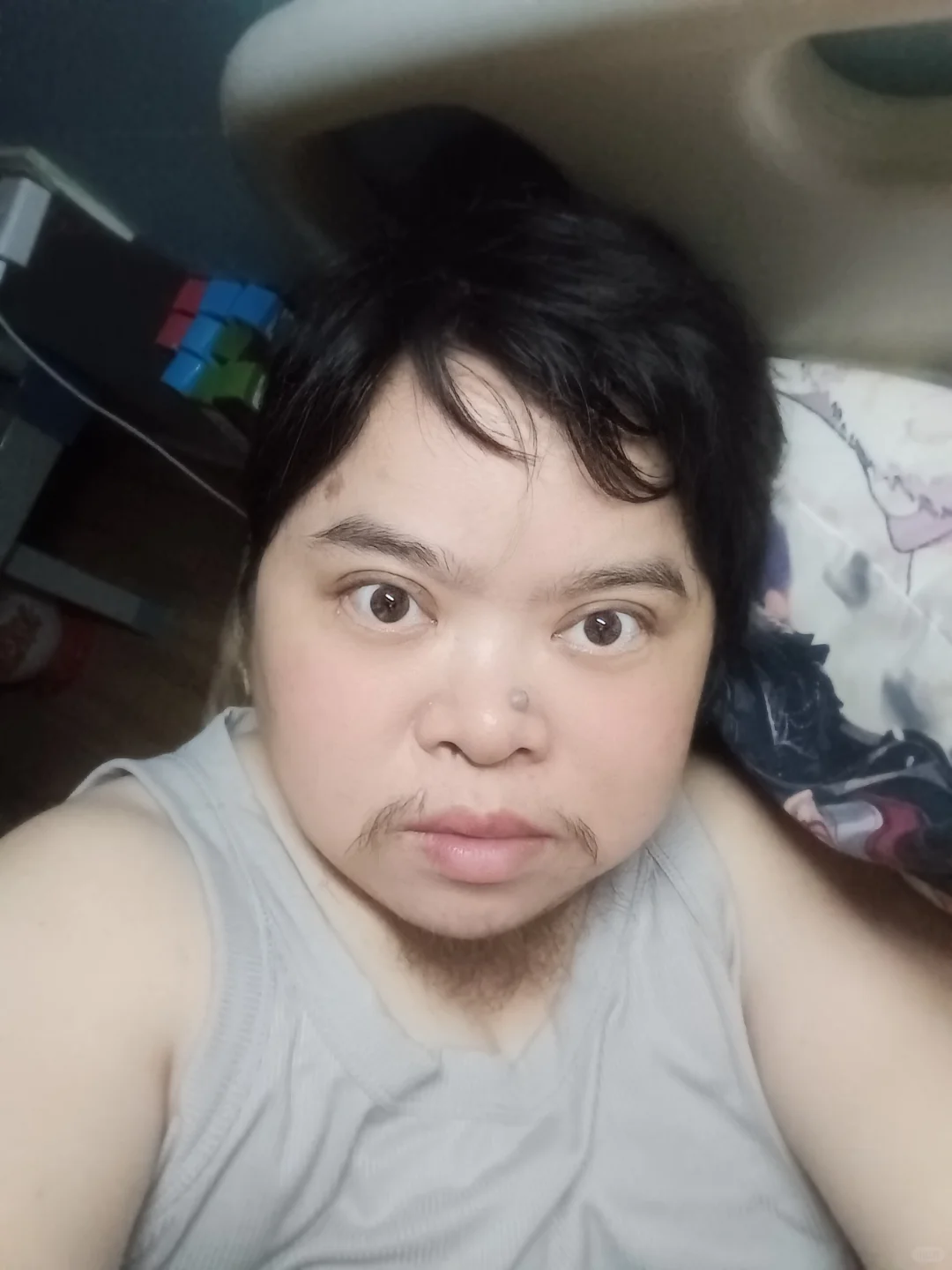 呃呃呃我只是长胡子了。我是女生。