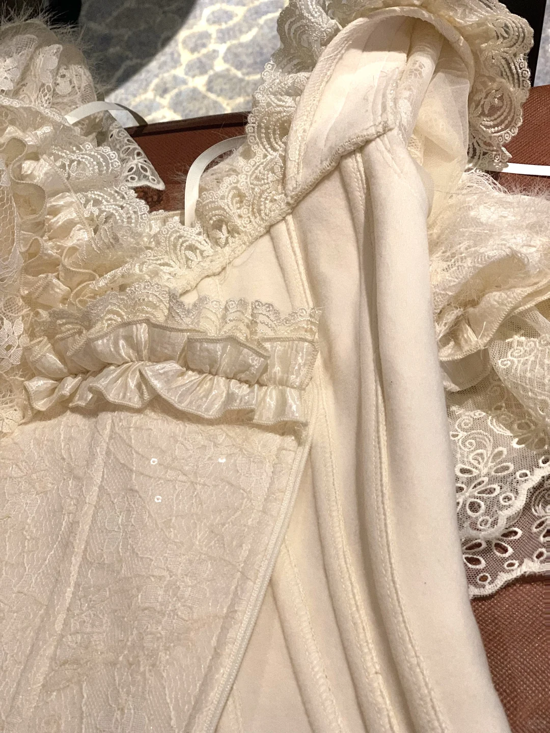 终于买到加绒的鱼骨胸衣！！冬天穿也不怕冷