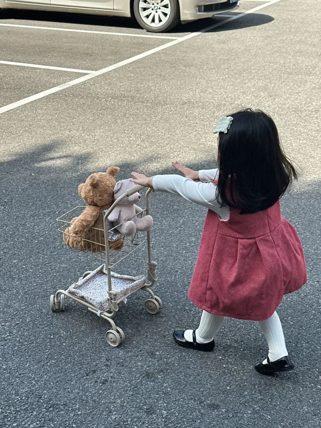 小女孩穿上红裙子有多漂亮✨