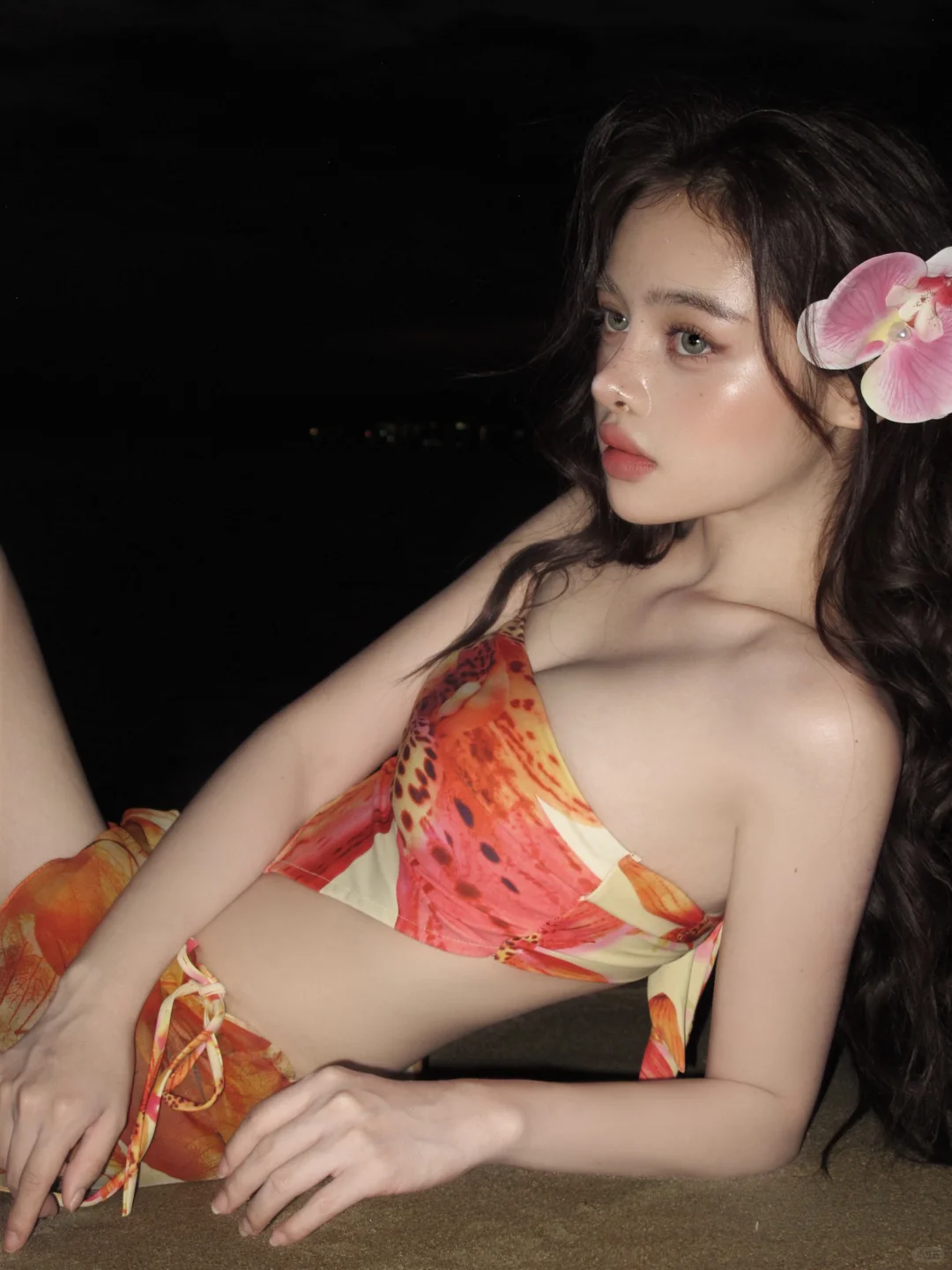 和三亚海边的亚裔风辣妹坠入橘子海日落