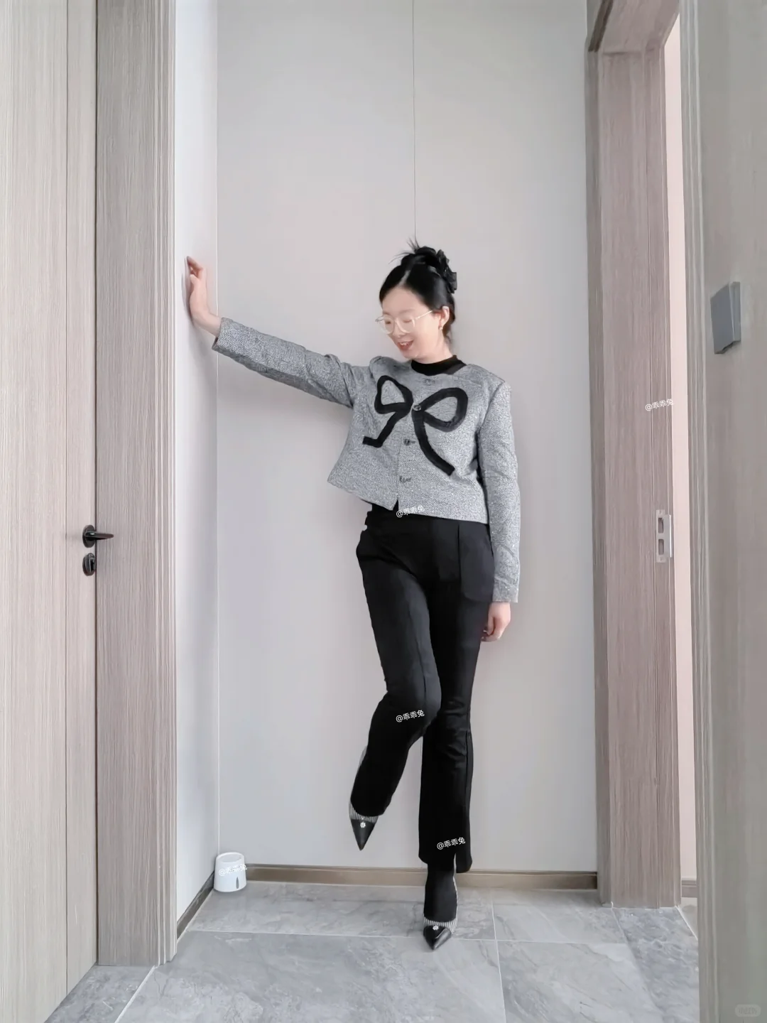 谁说高跟鞋非得配裙子丝袜，配裤子不行吗？