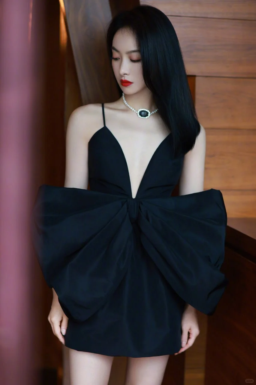 #宋茜 黑色深V蝴蝶吊带裙大秀熟女魅力