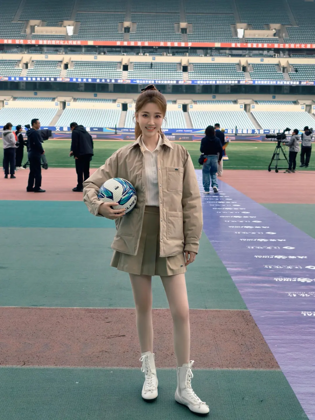 张纯烨 肉丝美腿主持苏超决赛⚽️