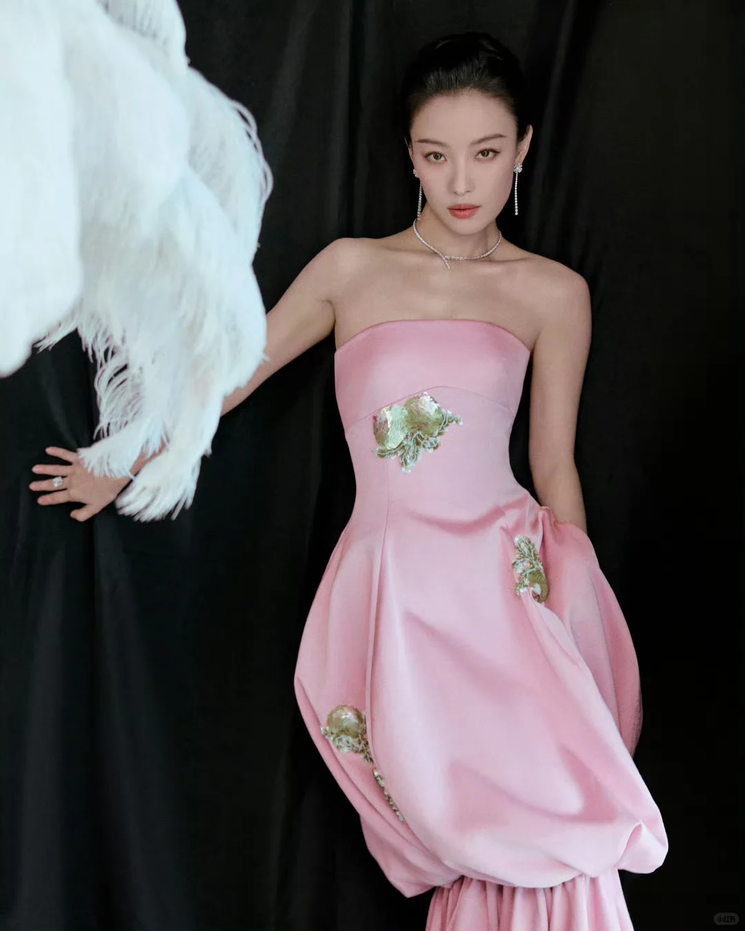 肩若削成，腰如约素。