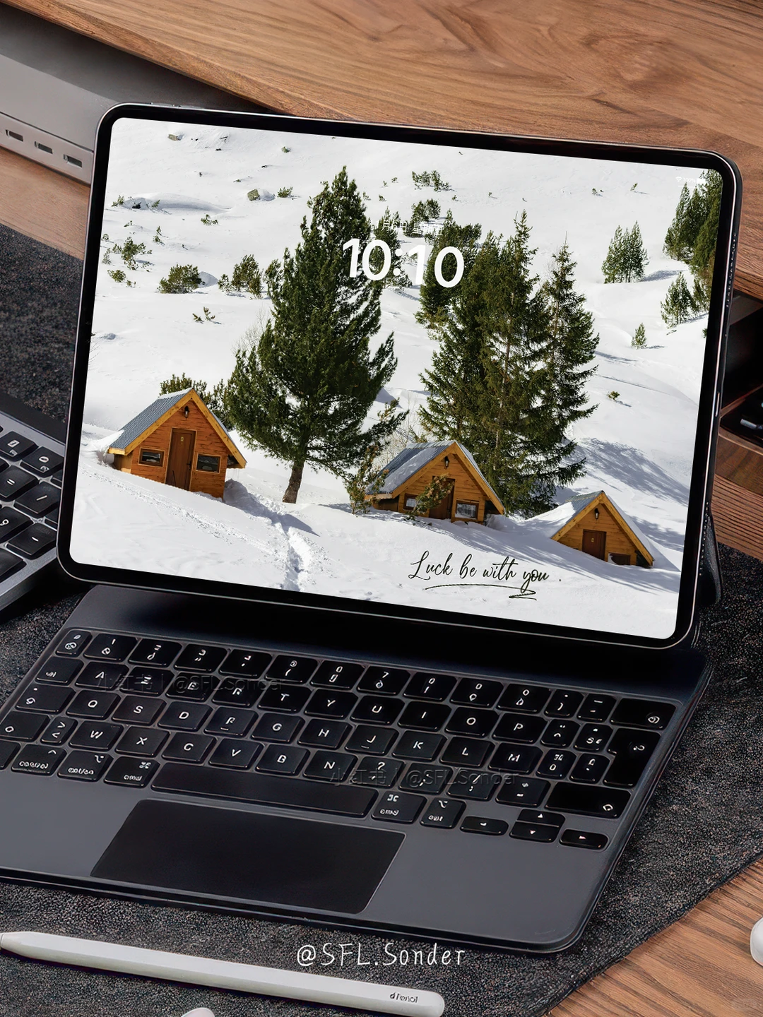 “雪地小屋·有你的冬天才浪漫.”平板壁纸