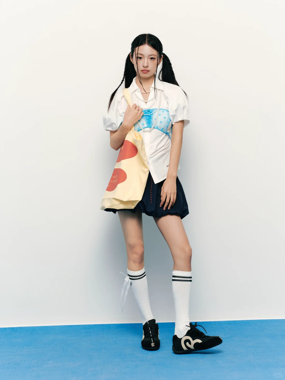 一组片子四个她的不同展现