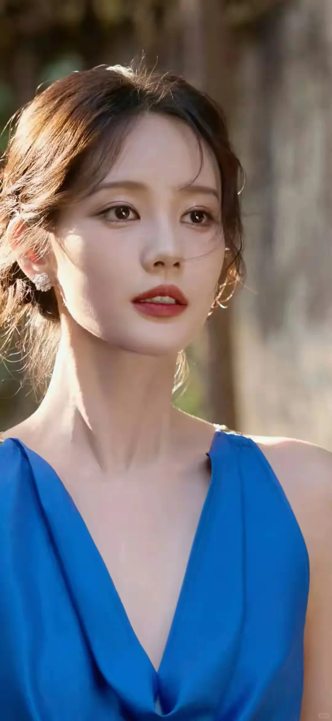 李一桐惊艳写真，秀出婀娜身段，倾城