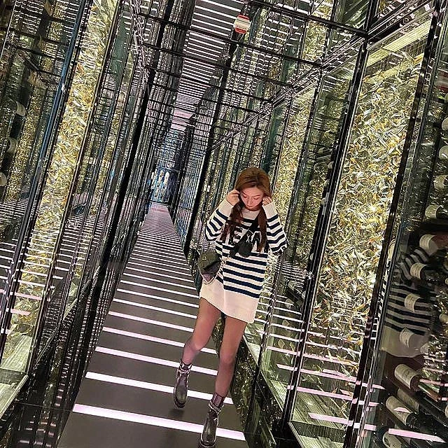 ins美女:五官精致的大长腿美女写真12