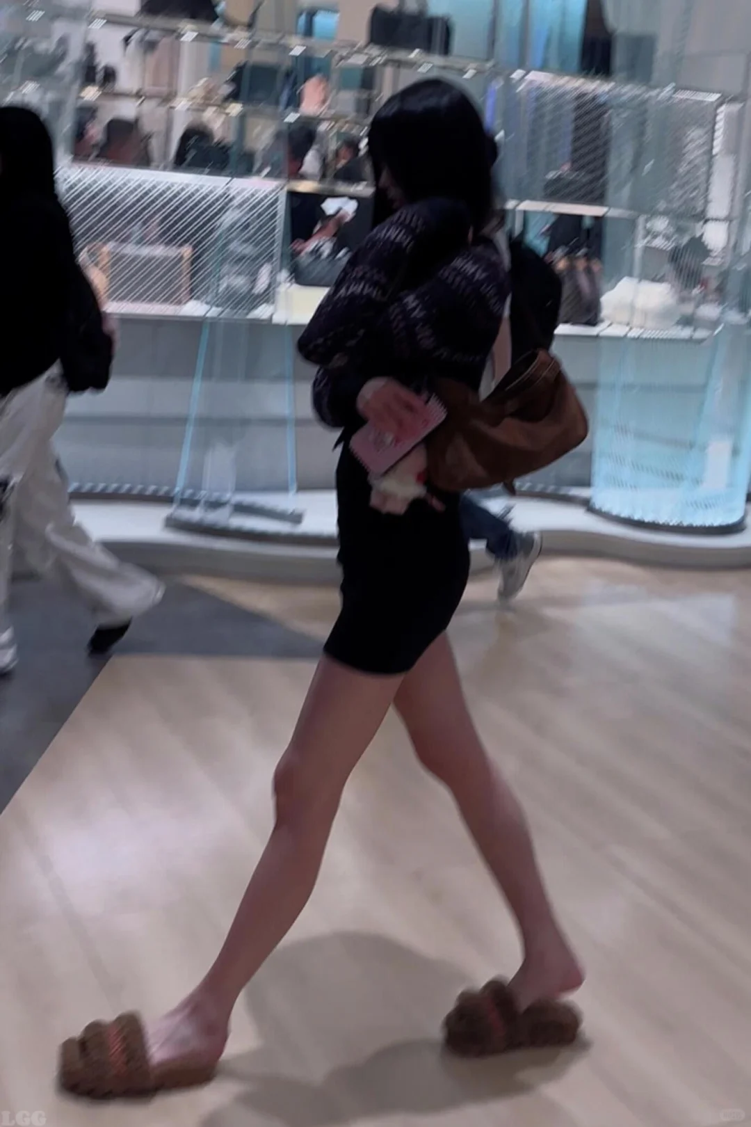 不愧是走路也能出圈的女人，这体态太加分了