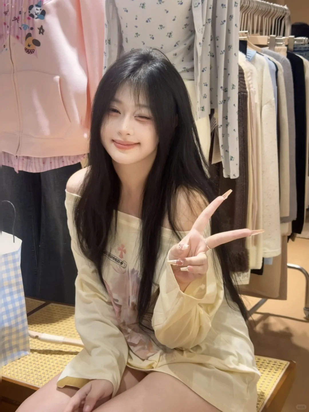 在服装店也拍了很纯欲的照片