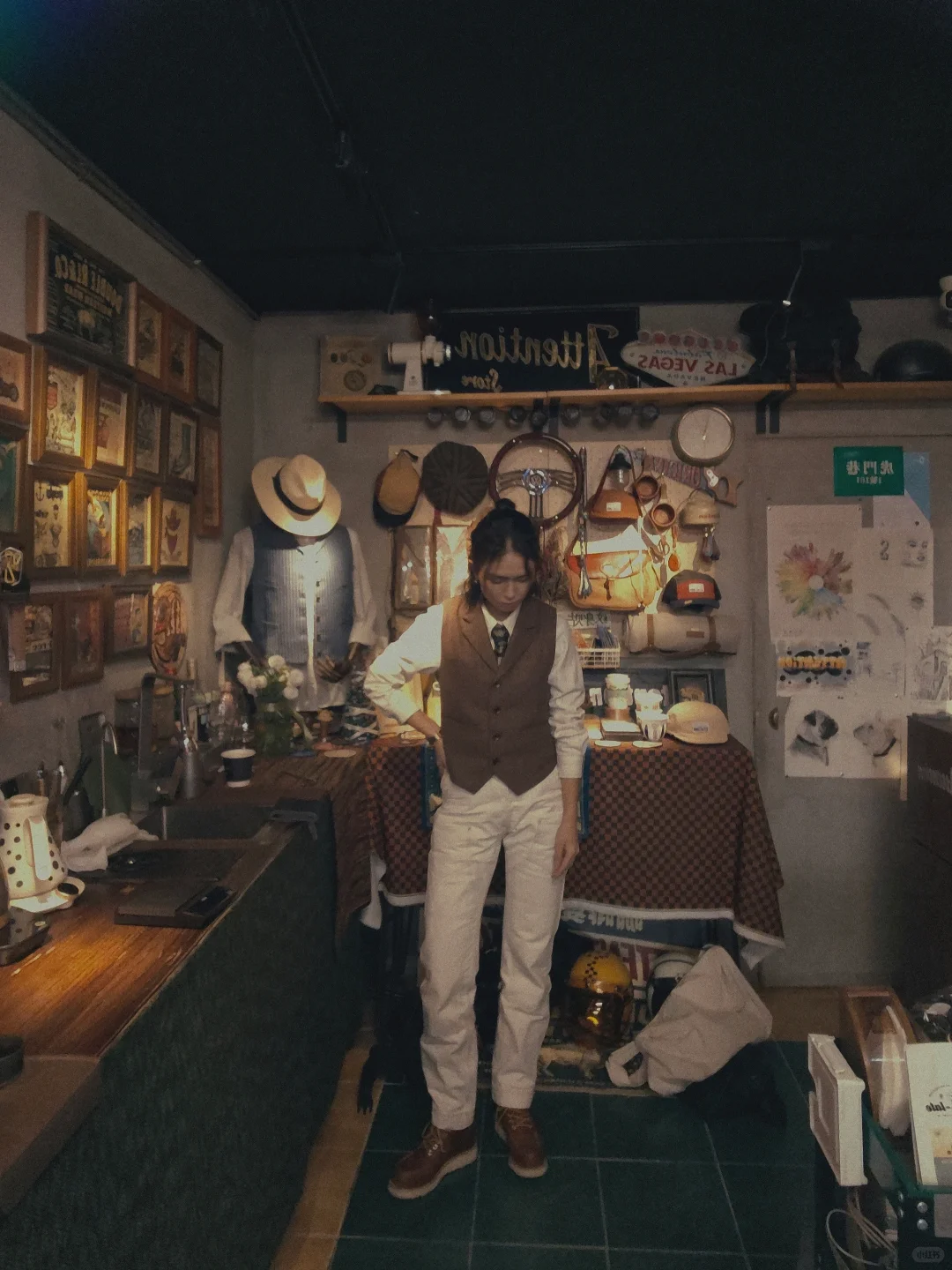 复古咖啡店的冬季咔叽女