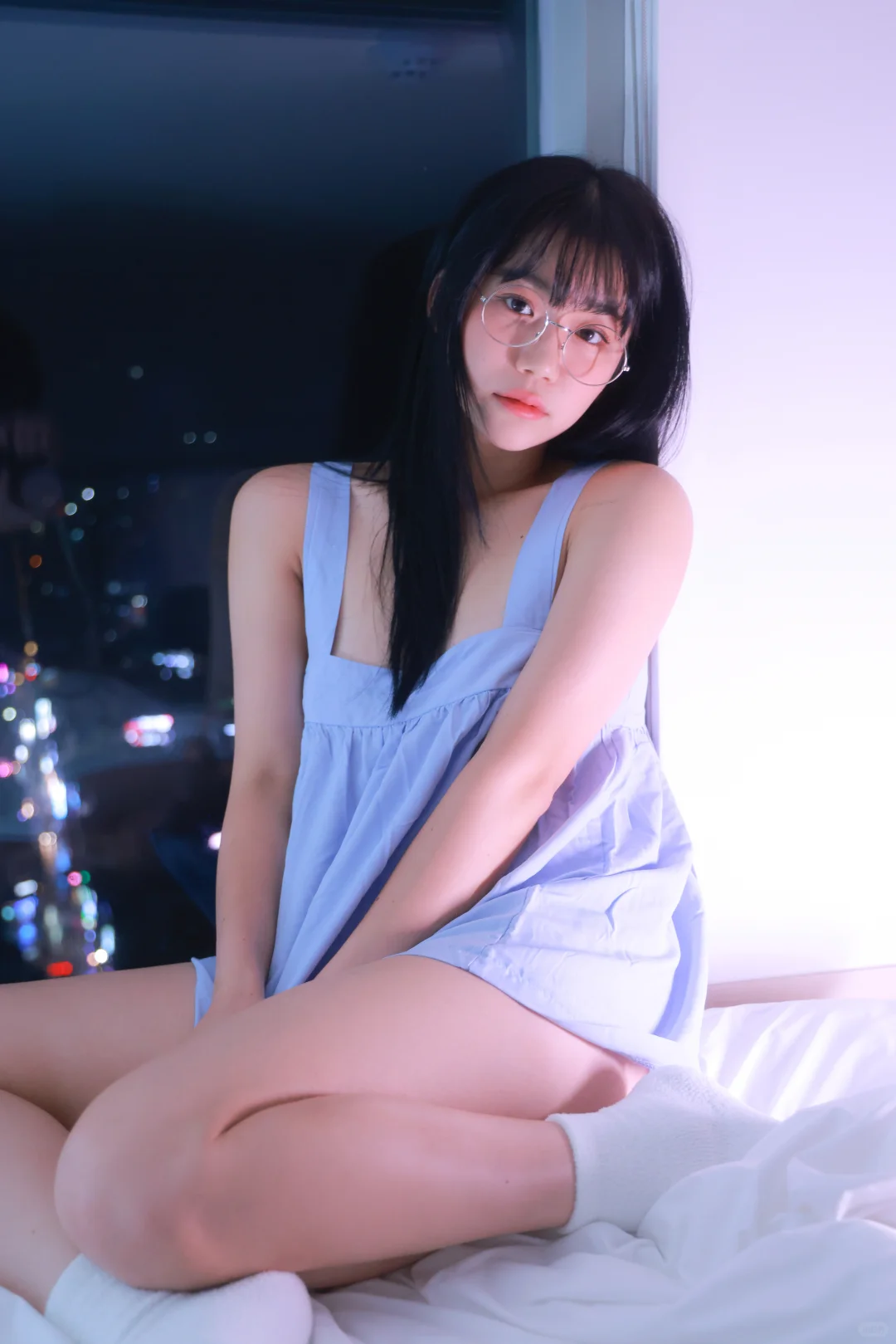 小姐姐的淡蓝色短裙，工作完还是晒晒太阳吧