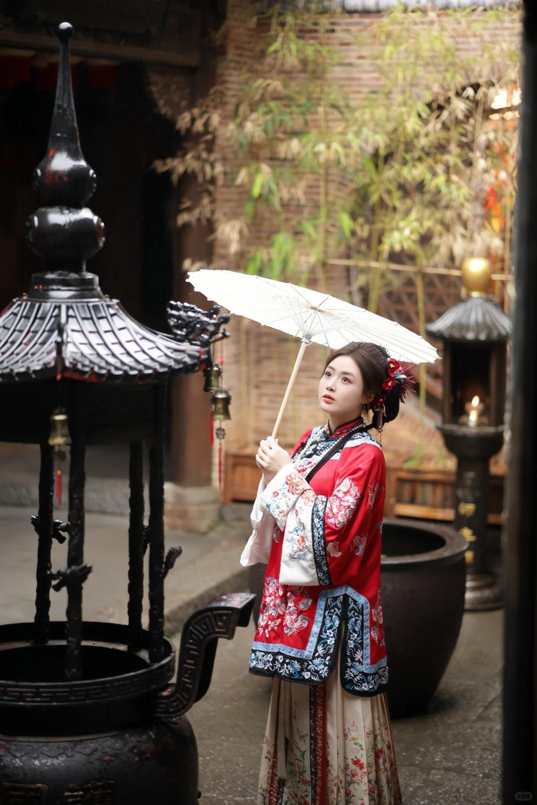 红色是真的出挑啊‼️景德镇清汉女妆造