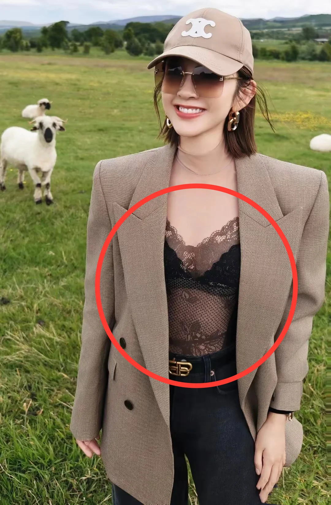 唐艺昕也太敢穿了，身材是真的好