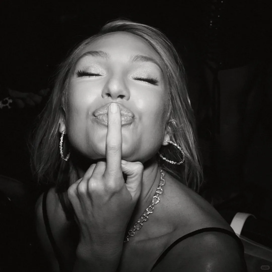 糖糖发的维密后台照，好友相聚咯