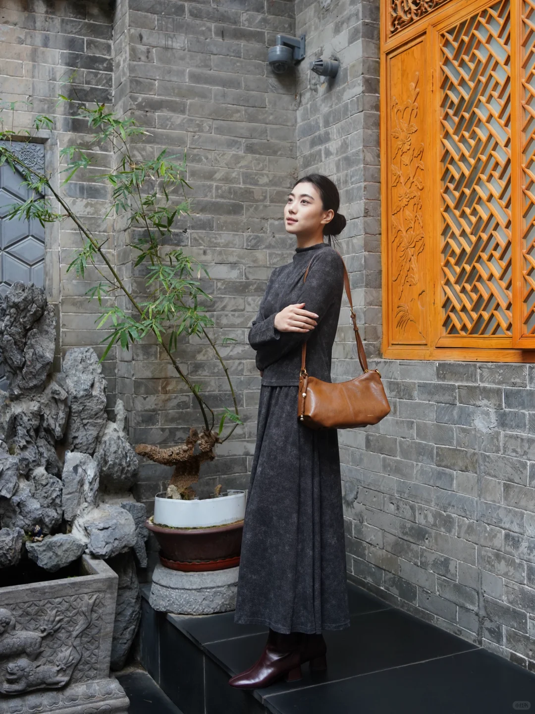 灰棕配色，穿出秋日的故事感