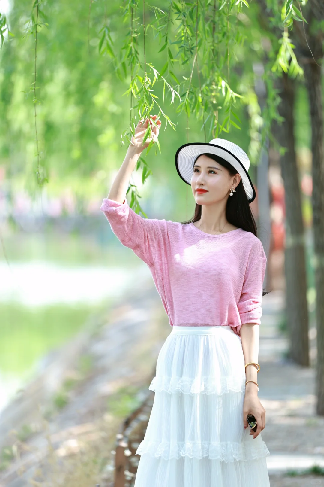 柳树下站谁都美