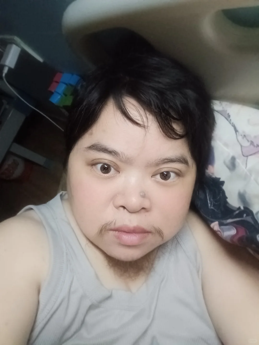 呃呃呃我只是长胡子了。我是女生。