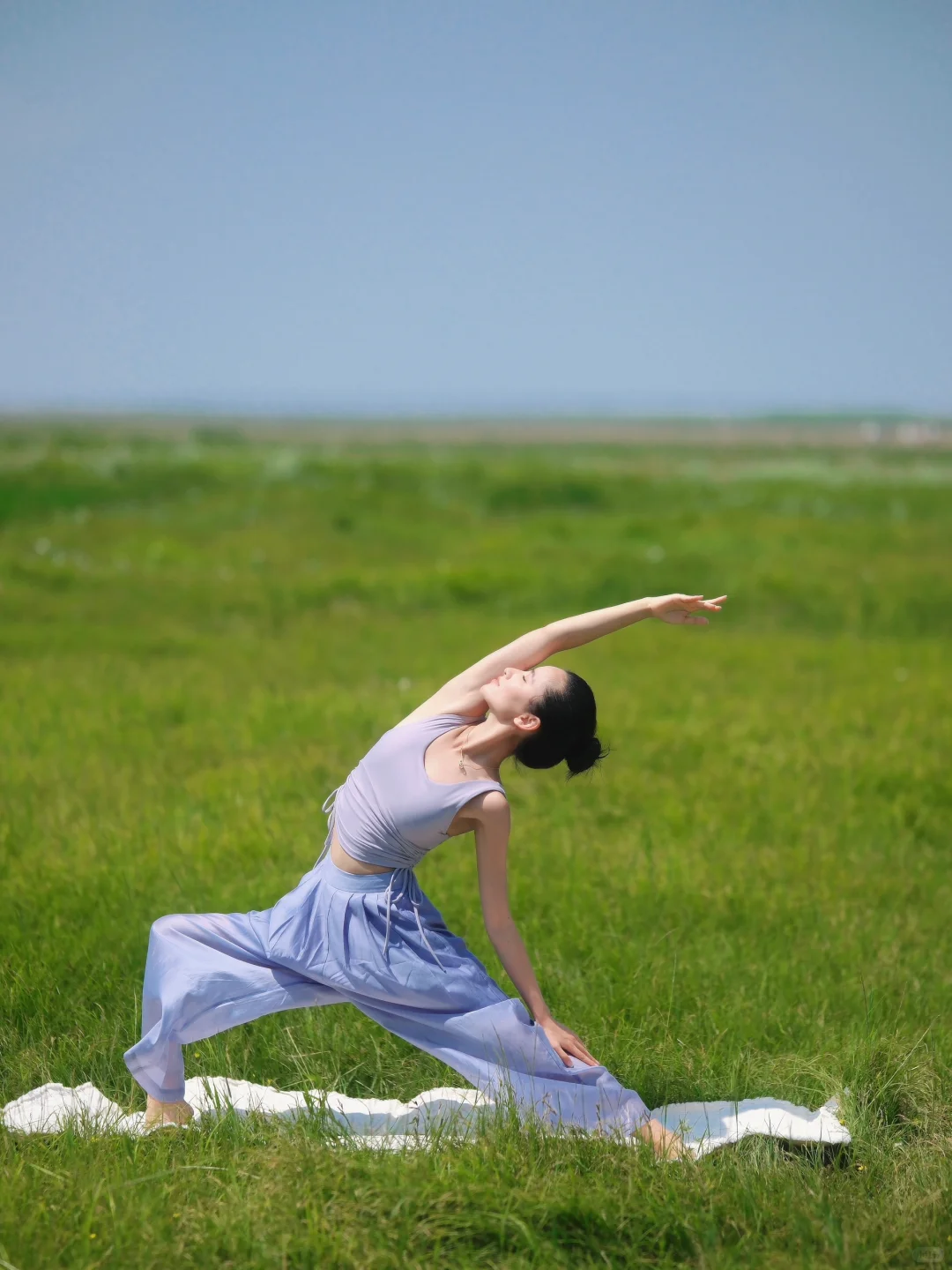 她在田野里自由自在的瑜伽 奔跑 舞动着