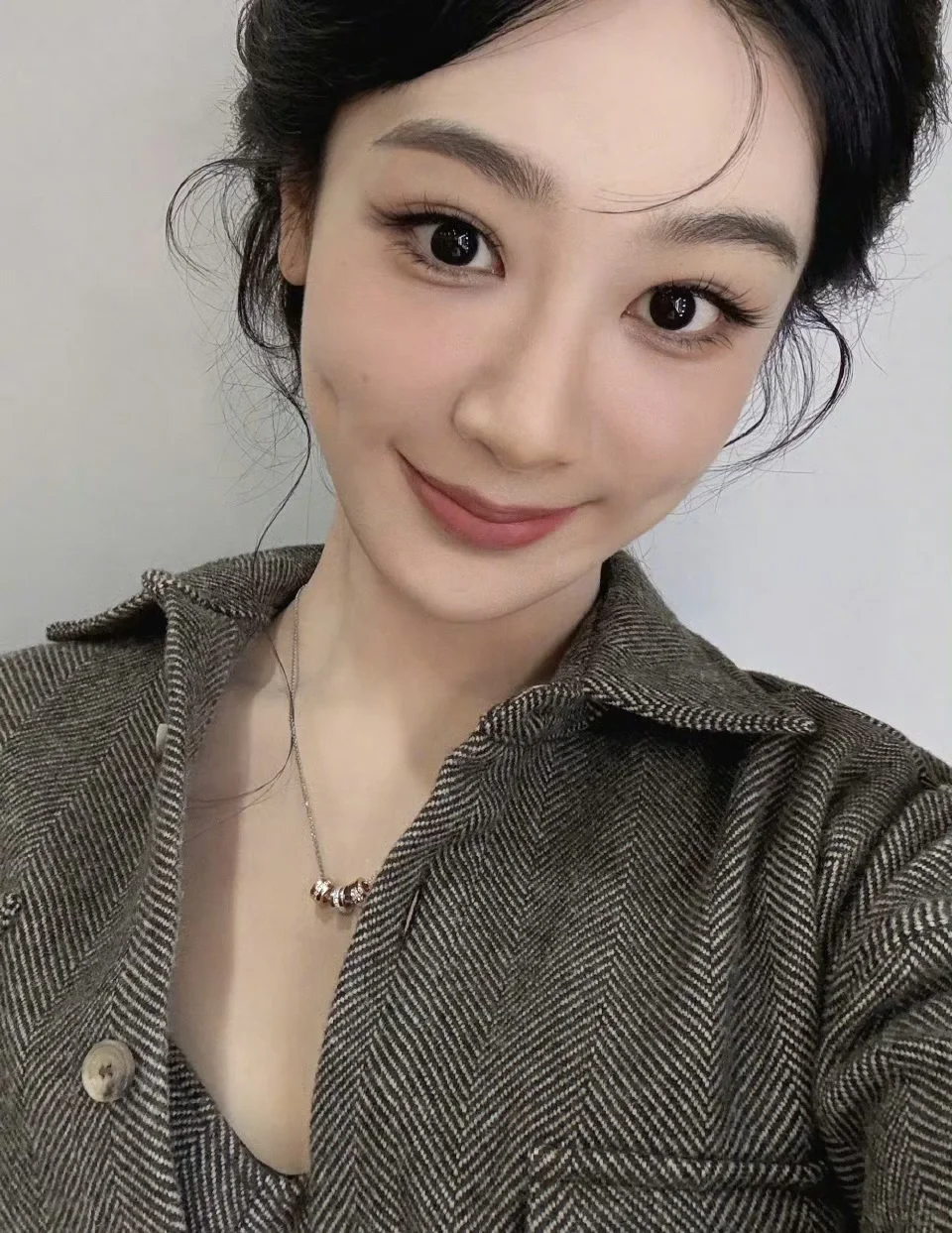 杨紫｜11.21贵气松弛感！