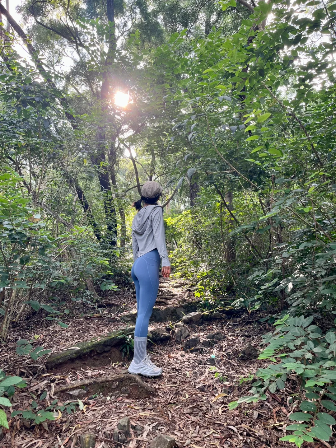 搬到山边居住的日子，穿瑜伽裤散步很舒服⛰️