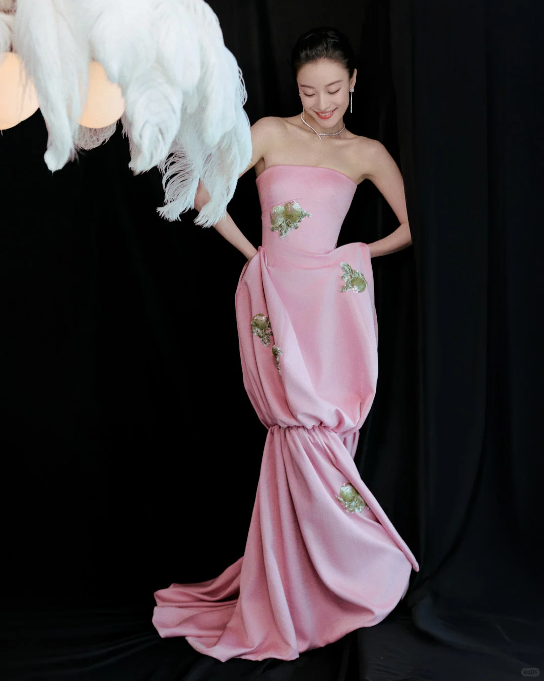 肩若削成，腰如约素。