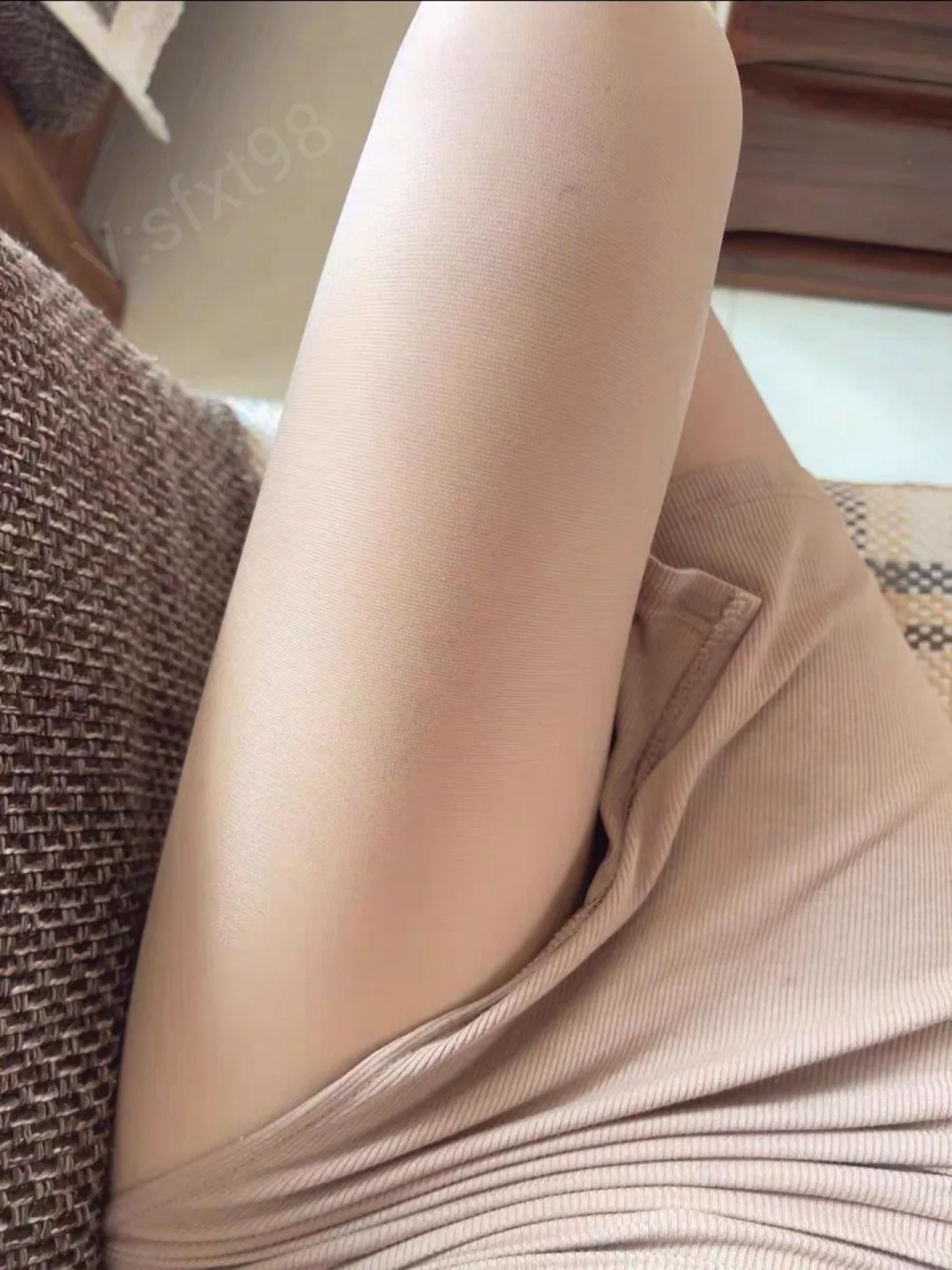 天气微凉，穿上薄薄的丝～