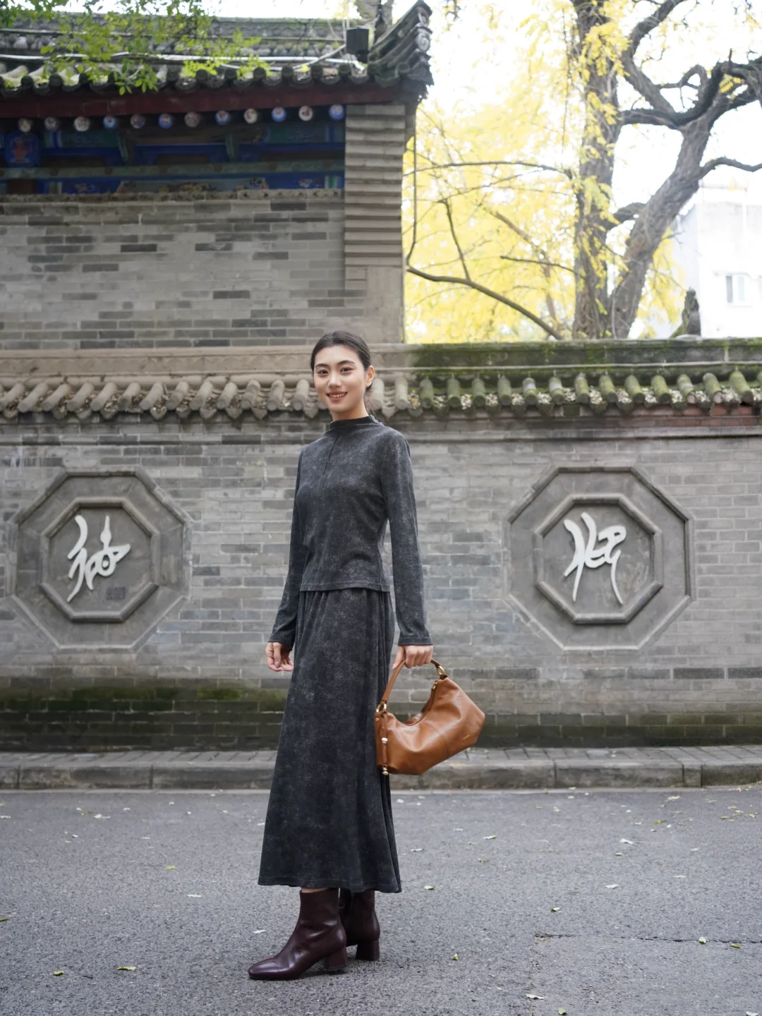 灰棕配色，穿出秋日的故事感