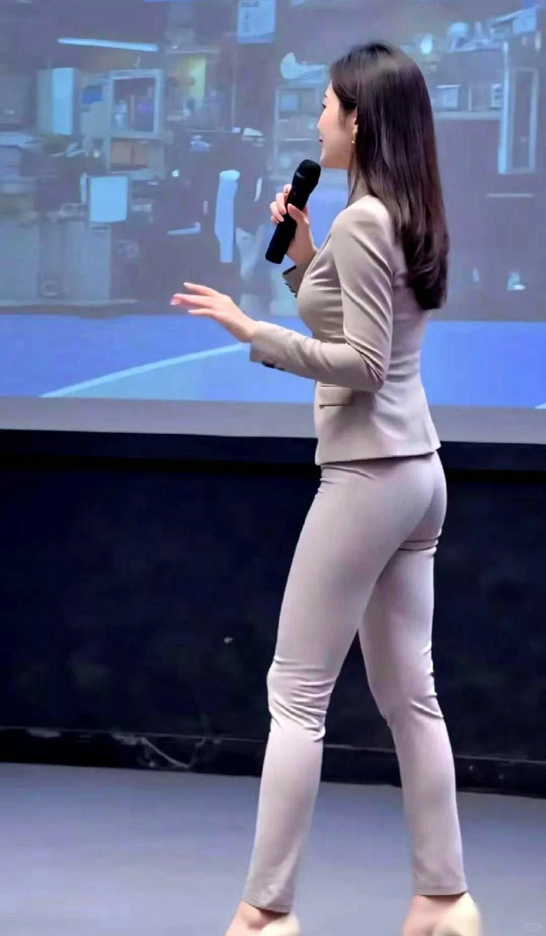 钟丽缇穿瑜伽裤上班，西装配紧身裤