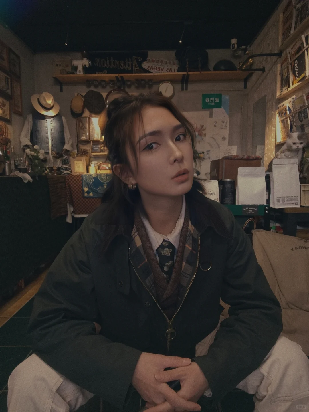 复古咖啡店的冬季咔叽女