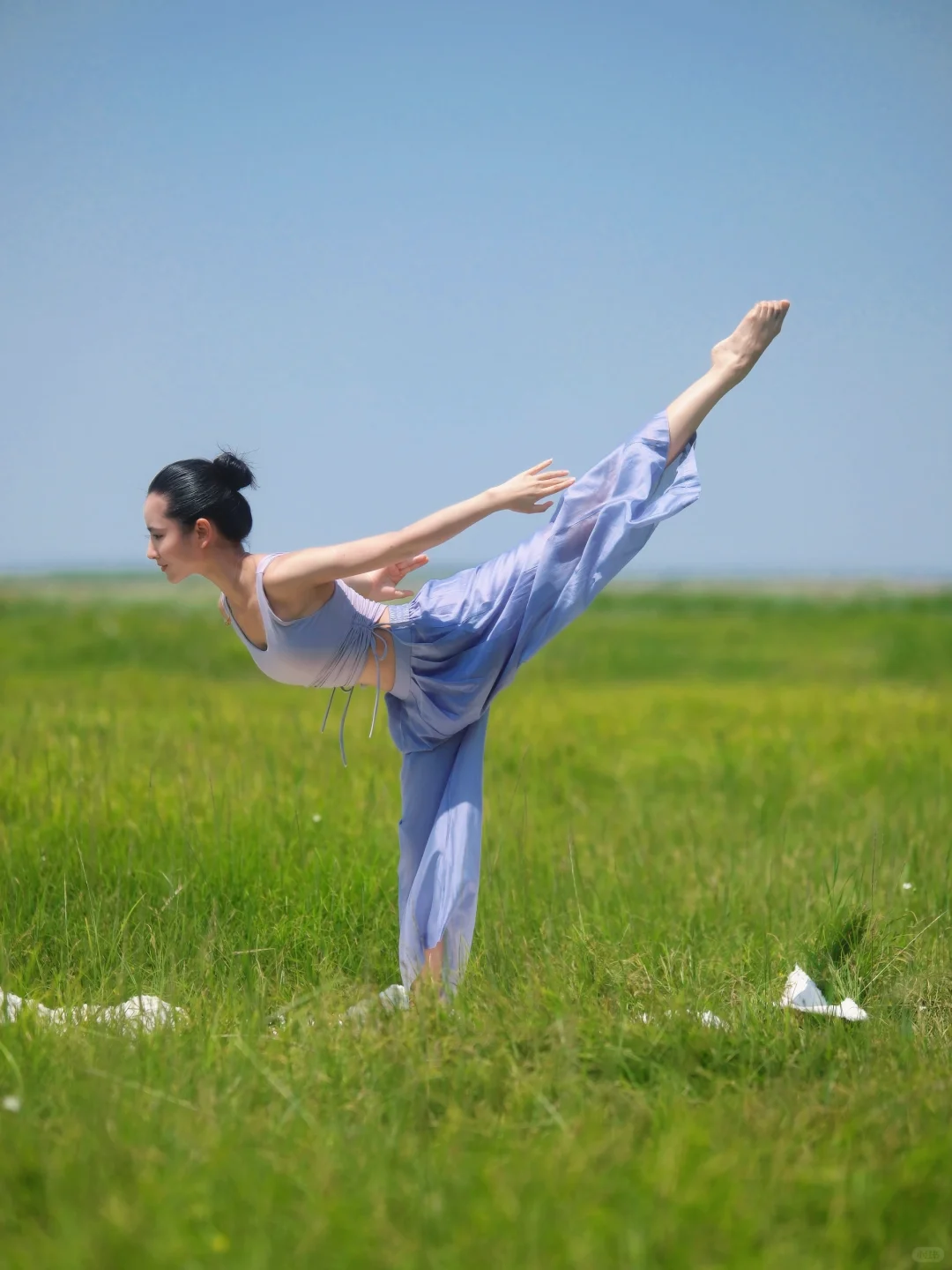 她在田野里自由自在的瑜伽 奔跑 舞动着