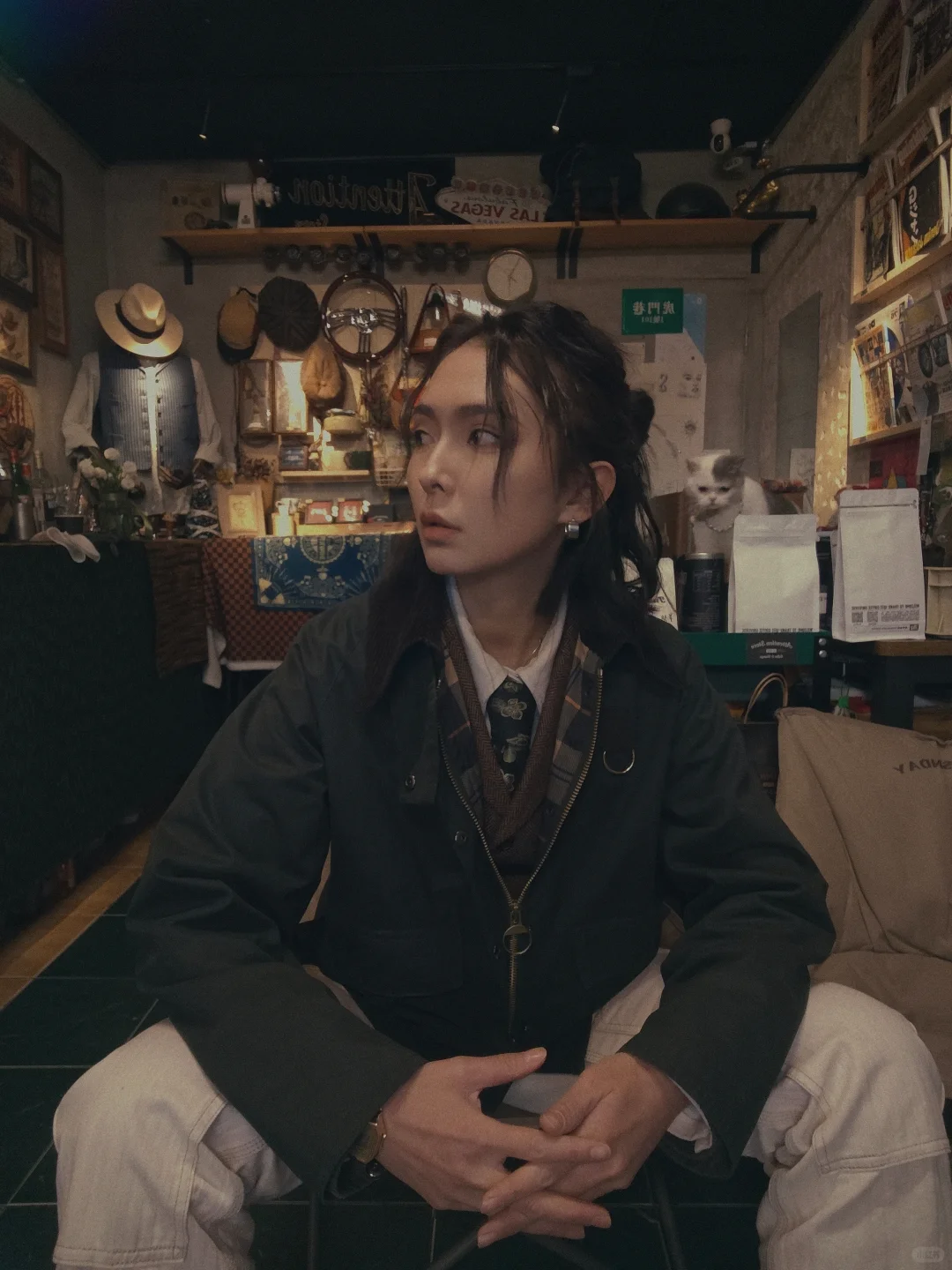 复古咖啡店的冬季咔叽女