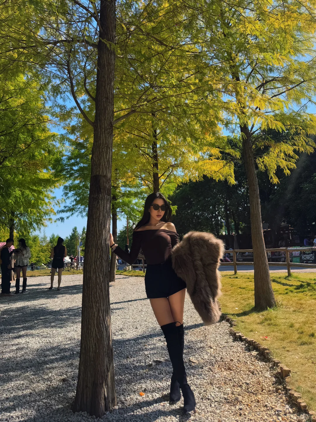 黑丝战士享受秋日