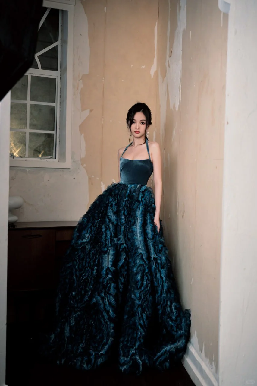 #吴宣仪 一袭蓝色吊带长裙，妖娆妩媚