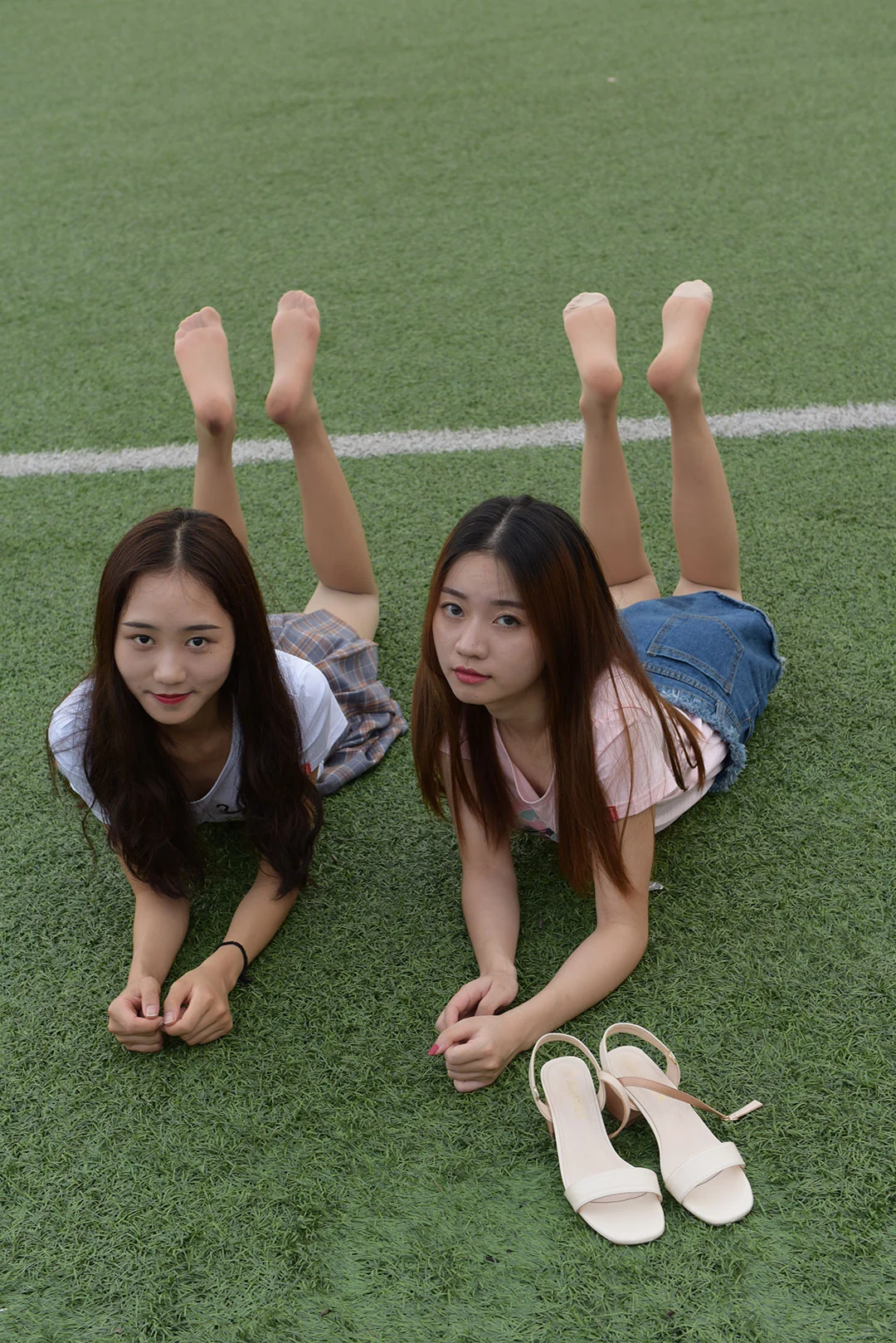 好姐妹穿同款袜子！