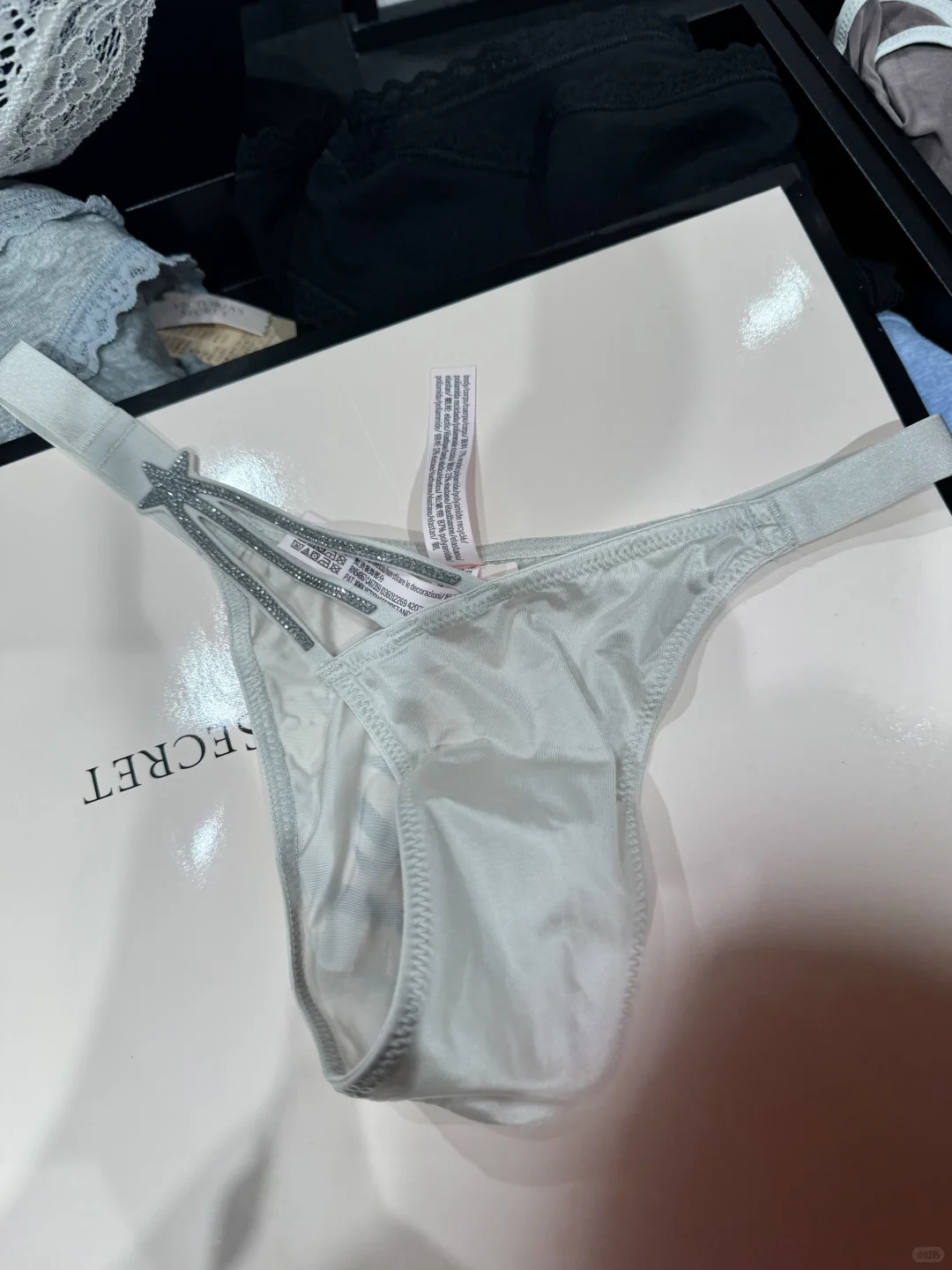 为维密水钻内裤。