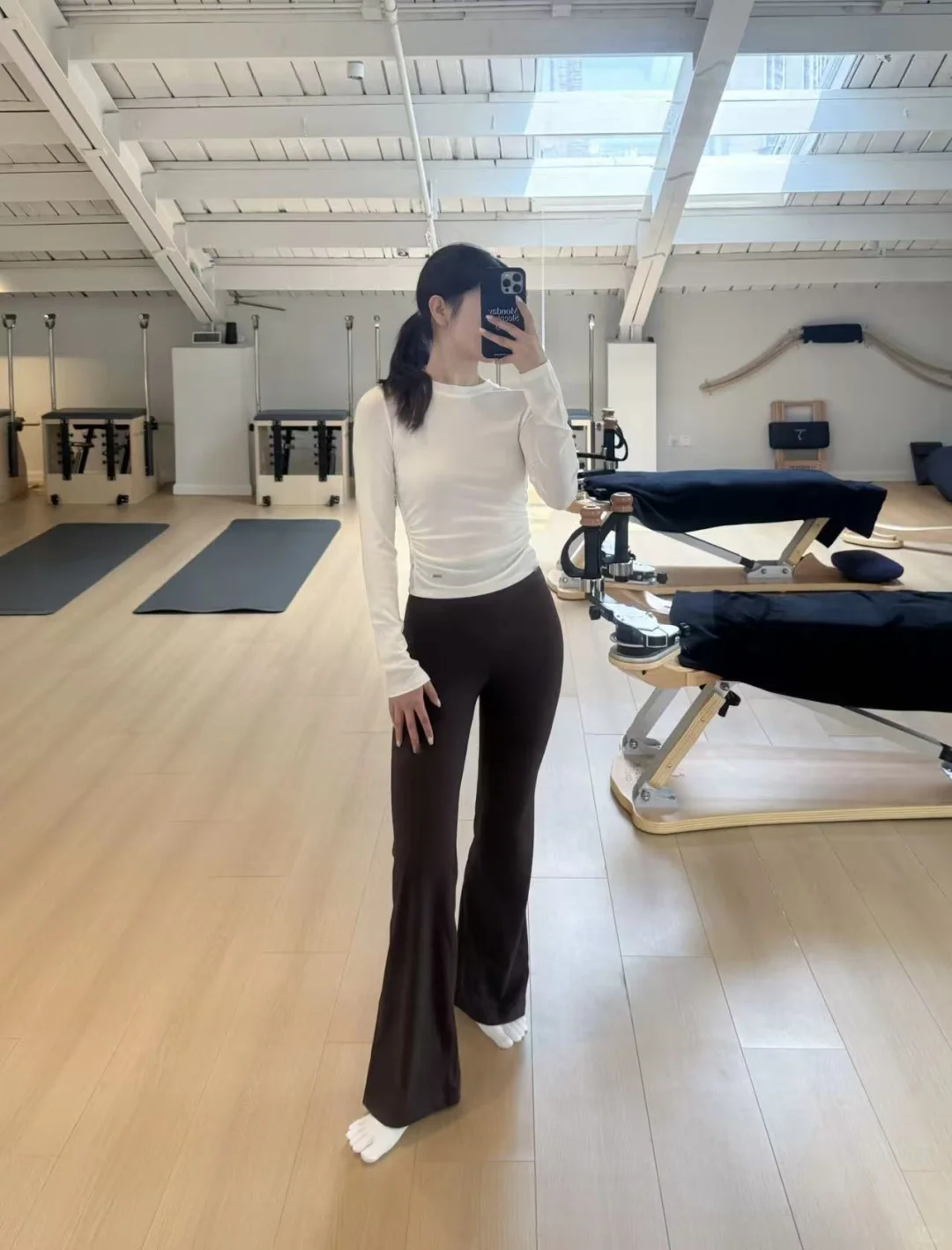 秋冬穿搭不臃肿，就靠这条超模微喇裤！