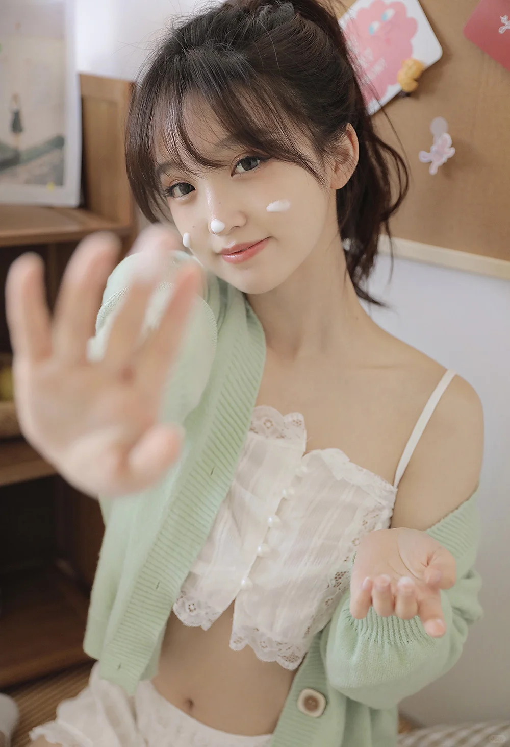 宅家纯欲感穿搭｜奶绿开衫 + 蕾丝吊带