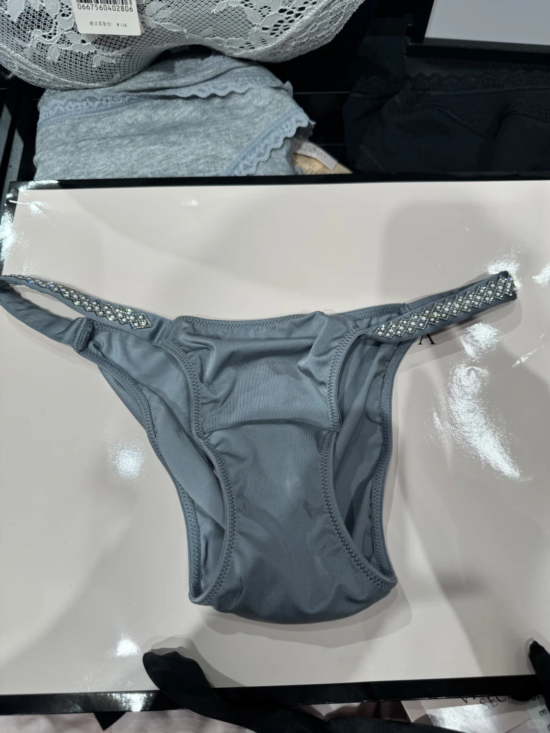 为维密水钻内裤。