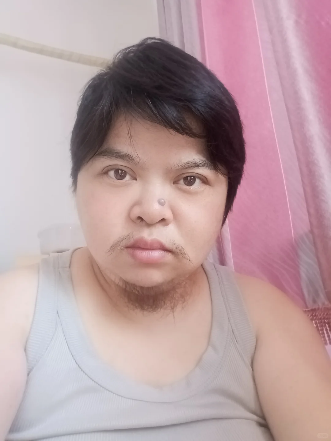 呃呃呃我只是长胡子了。我是女生。