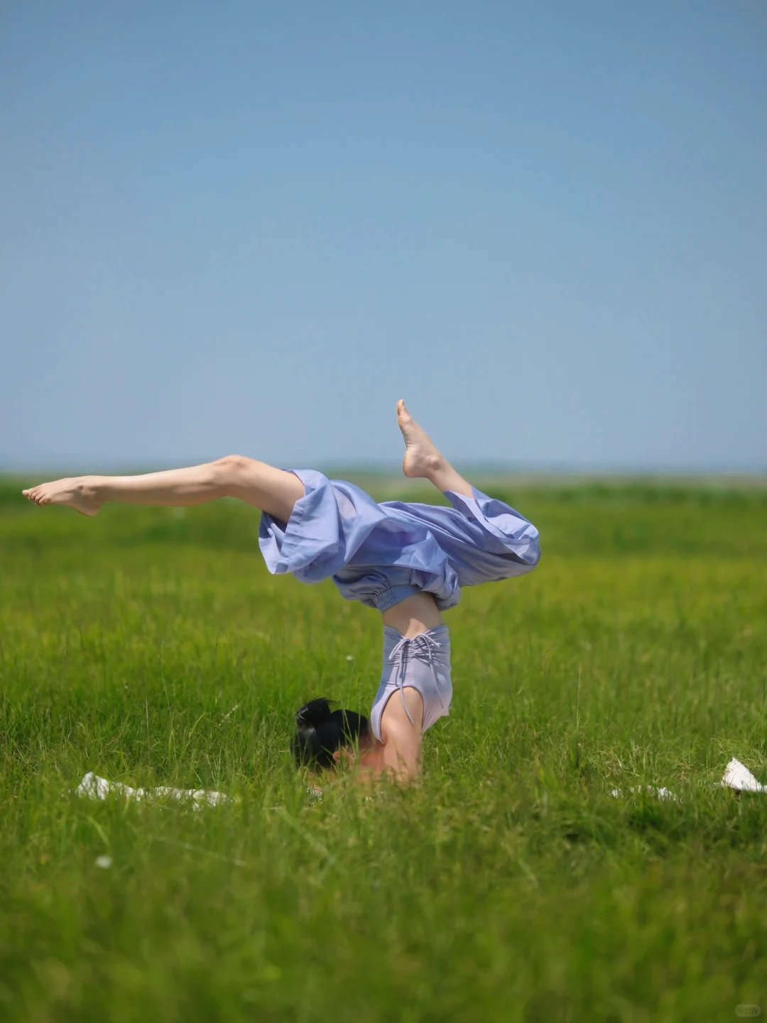 她在田野里自由自在的瑜伽 奔跑 舞动着