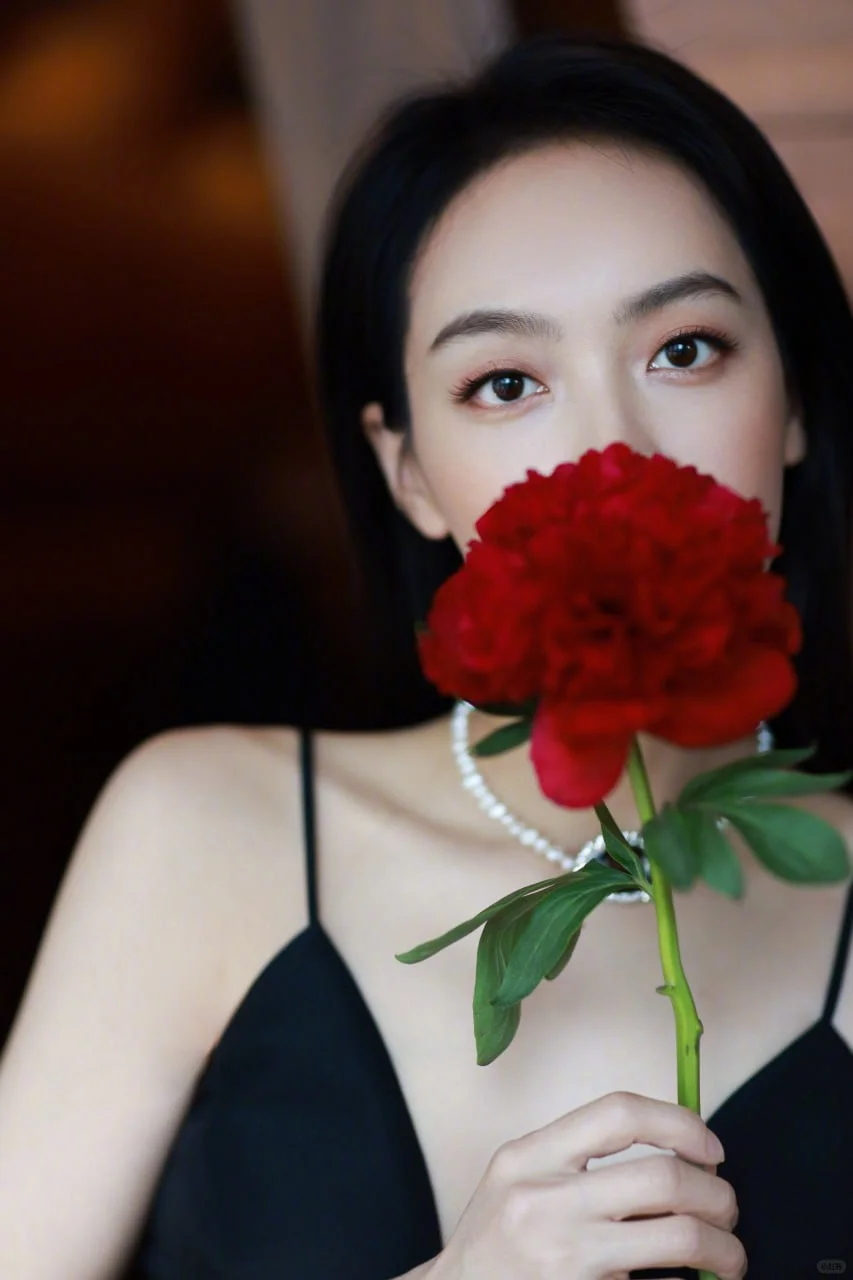 #宋茜 黑色深V蝴蝶吊带裙大秀熟女魅力