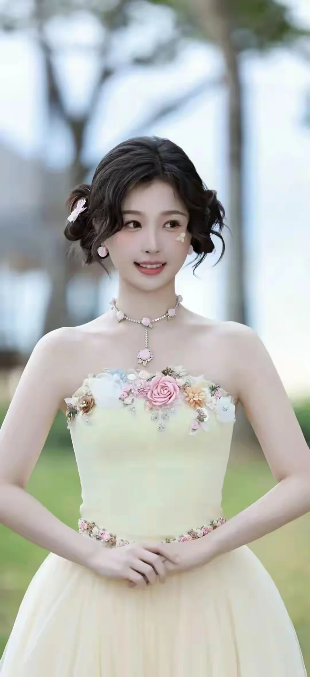 虞书欣写真照太惊艳，肤白貌美身姿曼妙，甜