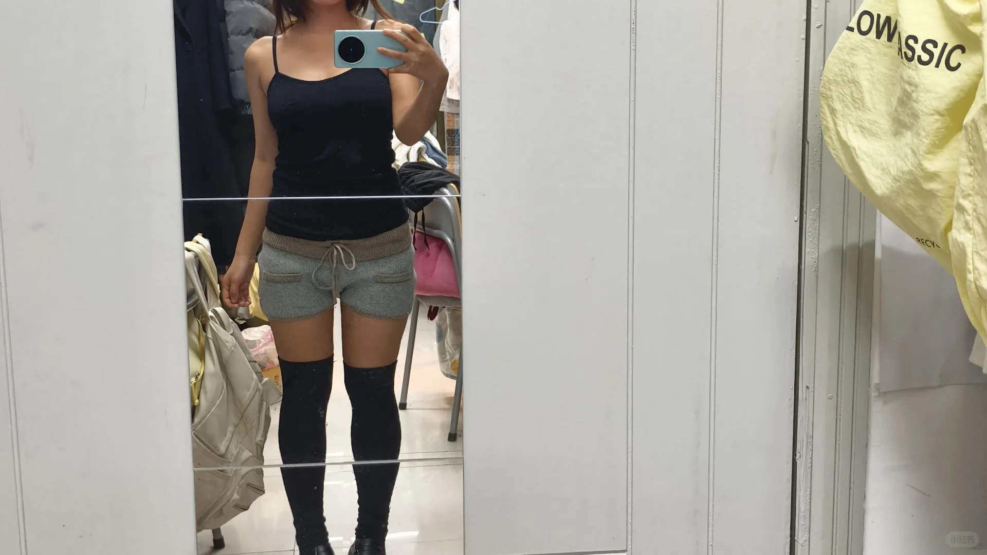 黑色过膝袜不是你原来这么显瘦……