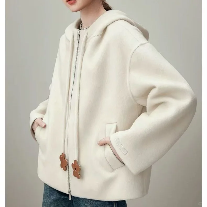 🧥连帽拉链设计，休闲又时髦！