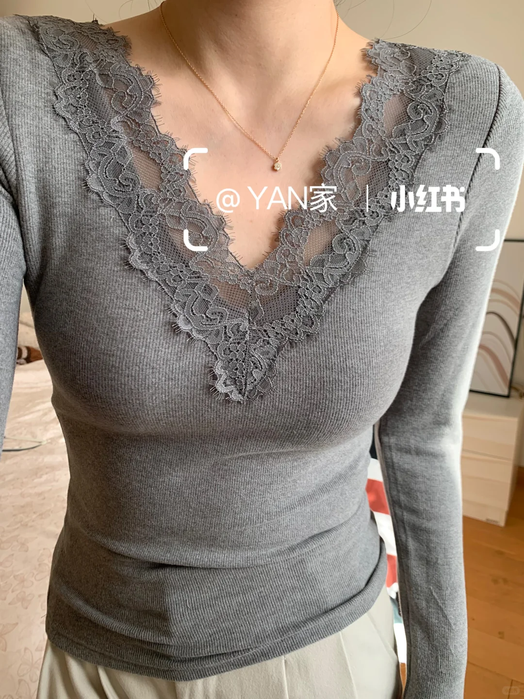 灰色蕾丝上衣｜这件也太显气质了吧！💫