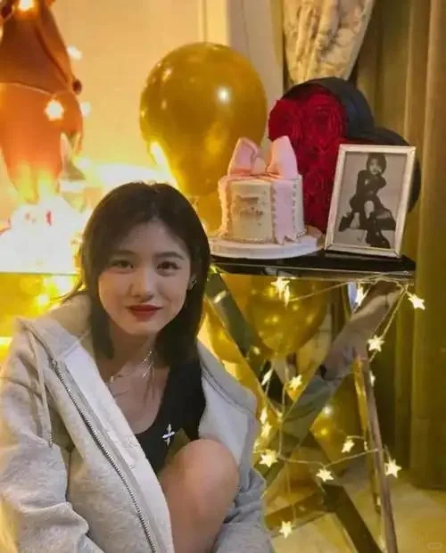 汪峰大女儿小苹果官宣恋情！20岁生日晒海边