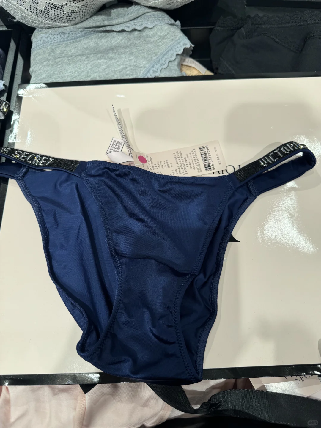 为维密水钻内裤。